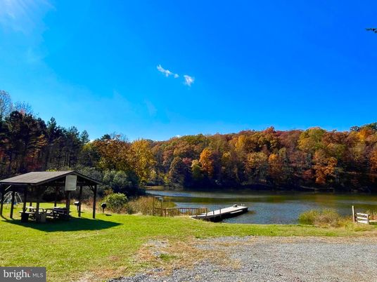 Exterior, Lake