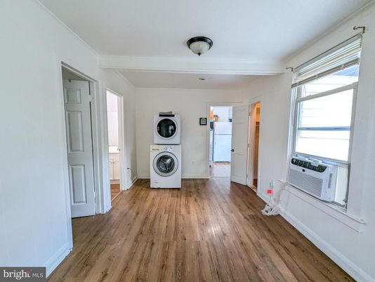 Interior, Utility Closets, Washer, Wood Texture Flooring
