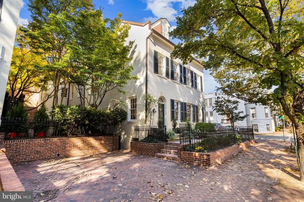 Exterior, Facade, Rowhouse