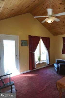 Empty room, Interior, Wooden Ceilings