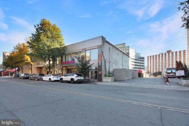Exterior, Facade, Modern