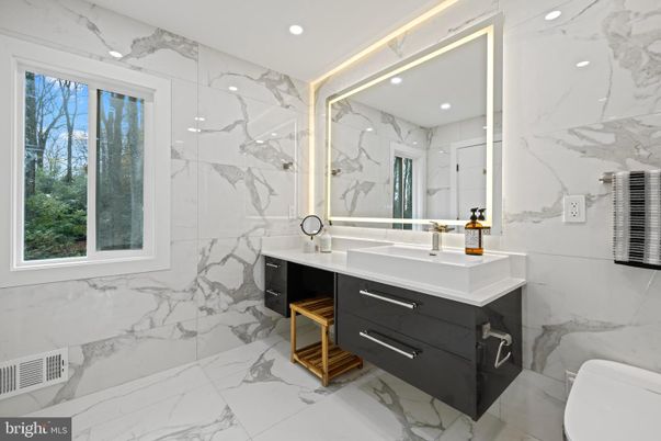 Bathroom, Interior, Marble, Marble Walls, Recessed Lighting
