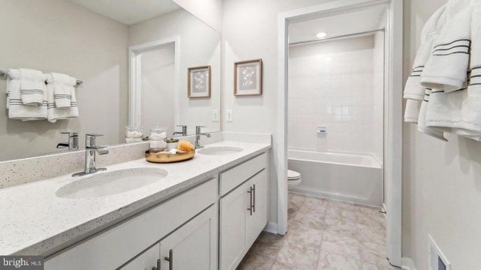 Bathroom, Dual Sink Vanities, Interior, Recessed Lighting