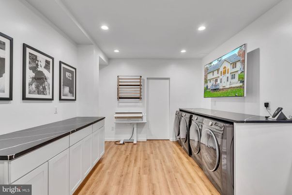 Interior, Recessed Lighting, Washer, Wood Texture Flooring