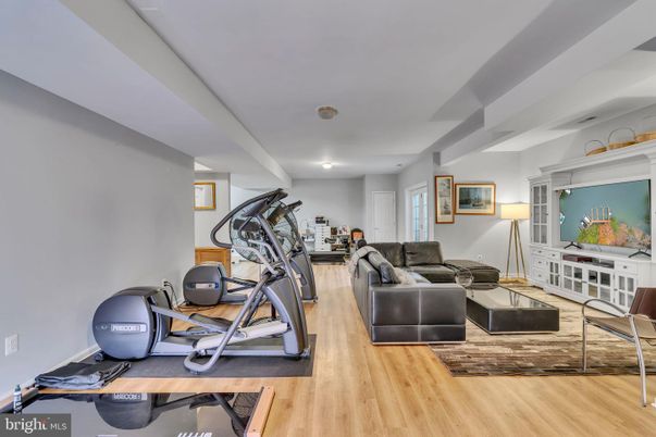 Fitness Equipment, Interior, Living room, Recessed Lighting, Wood Texture Flooring