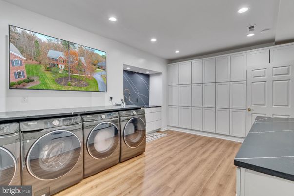 Interior, Recessed Lighting, Washer, Wood Texture Flooring