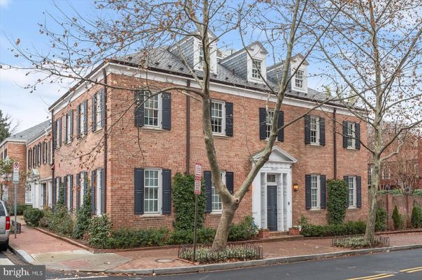 Exterior, Facade, Brick Facade, Georgian