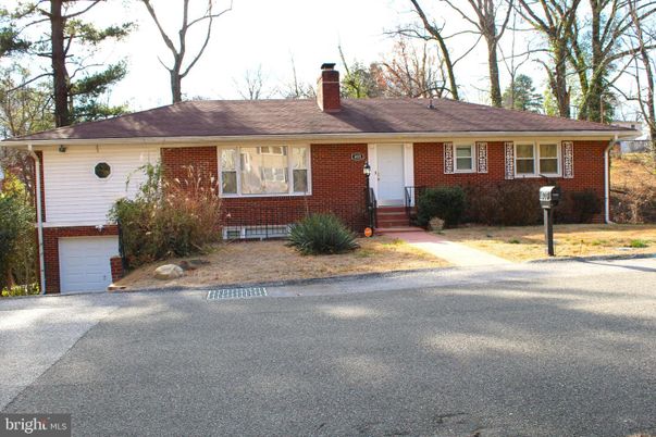 Attached, Exterior, Facade, Brick Facade, Split Level