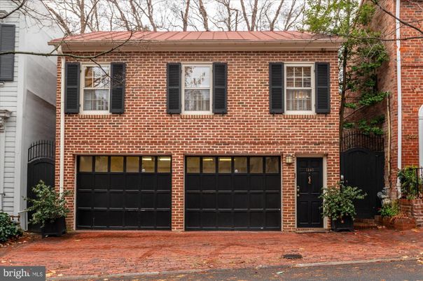 Attached, Exterior, Facade, Brick Facade, Georgian