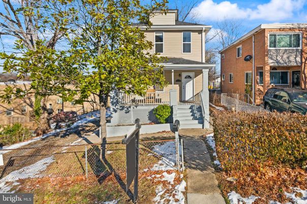 Exterior, Facade, Brick Facade, American Foursquare