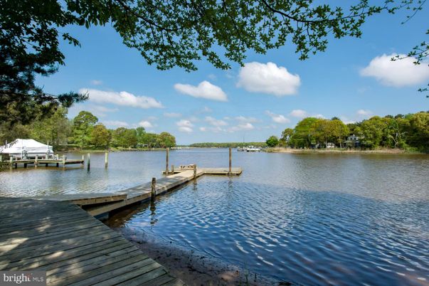 Exterior, Lake