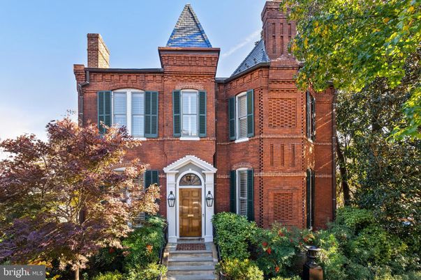 Exterior, Facade, Brick Facade, Georgian