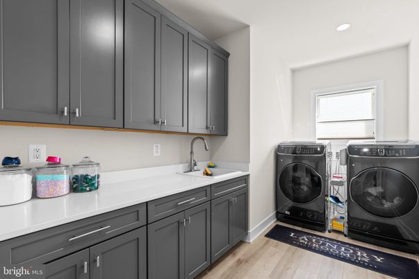 Interior, Recessed Lighting, Washer, Wood Texture Flooring