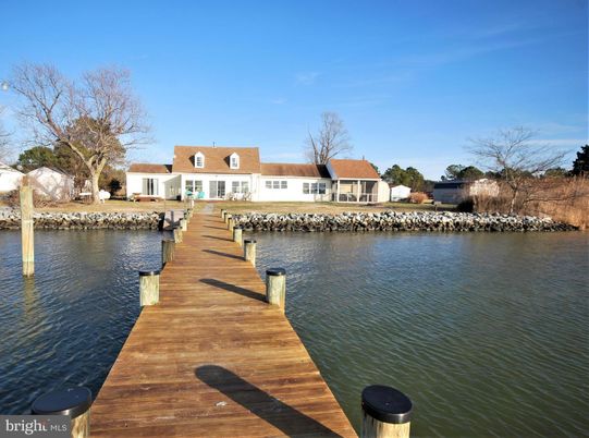 Exterior, Lake