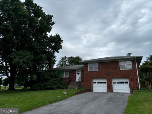 Attached, Exterior, Facade, Brick Facade, Split Level