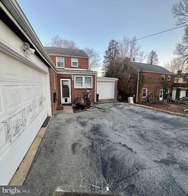 Attached, Exterior, Facade, Brick Facade, Cape Cod