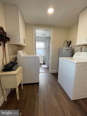Interior, Recessed Lighting, Washer, Wood Texture Flooring