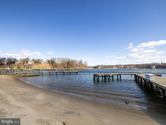 Exterior, Lake