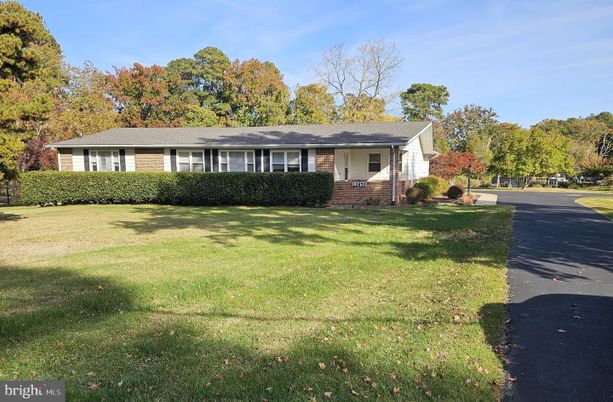 Backyard, Exterior, Facade, Brick Facade, Ranch
