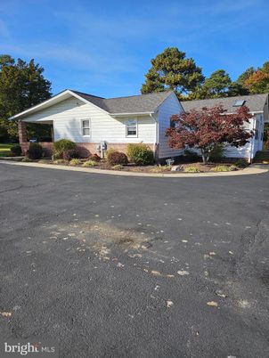Attached, Exterior, Facade, Ranch