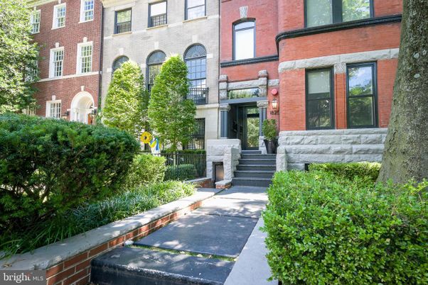Exterior, Facade, Brick Facade, Rowhouse