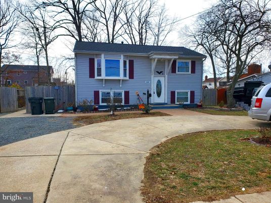 Backyard, Exterior, Facade, Raised Ranch