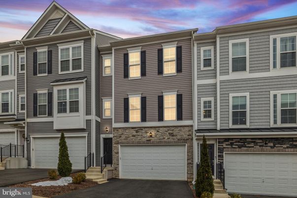 Attached, Exterior, Facade, Rowhouse