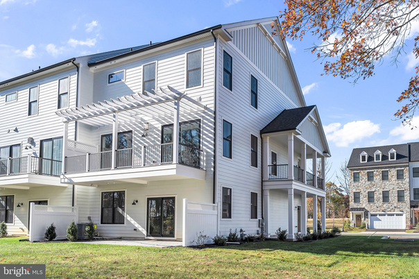 Exterior, Facade, Rowhouse