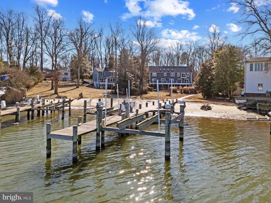 Exterior, Lake