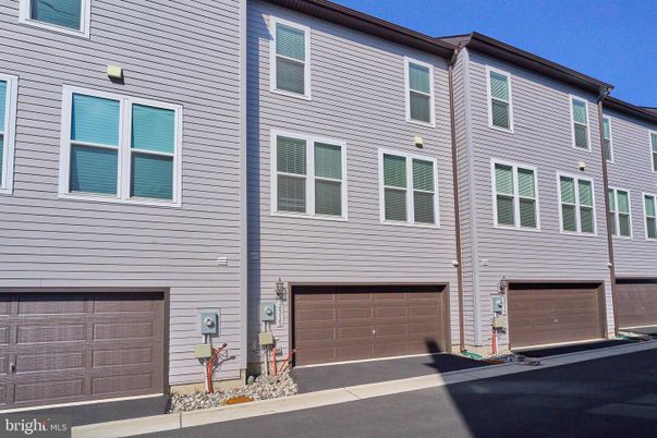 Attached, Exterior, Facade, Rowhouse