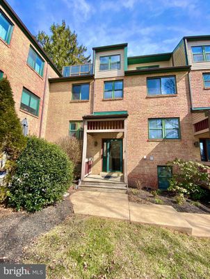 Exterior, Facade, Brick Facade, Rowhouse