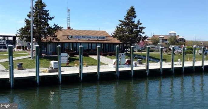 Exterior, Lake