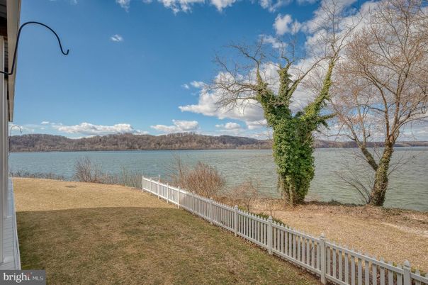 Exterior, Lake