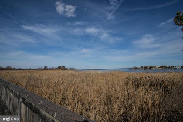 Exterior, Lake