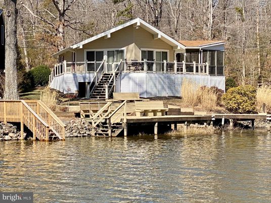 Exterior, Lake