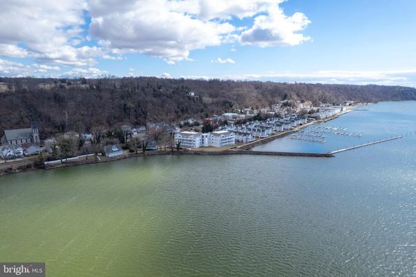 Exterior, Lake