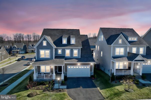 Attached, Exterior, Facade, Queen Anne Victorian