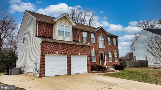 Attached, Exterior, Facade, Brick Facade, Georgian