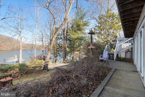 Exterior, Lake