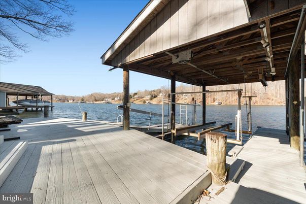 Exterior, Lake