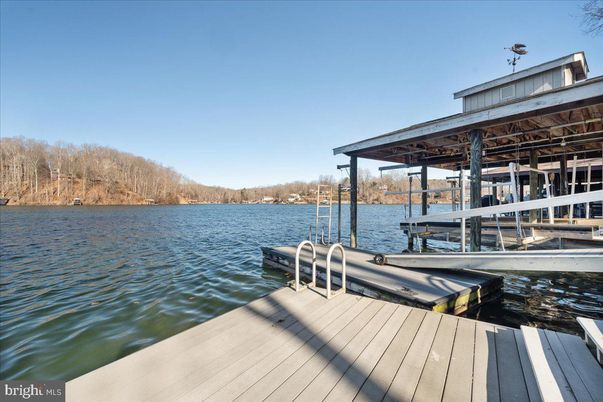 Exterior, Lake