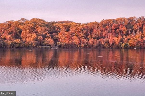 Exterior, Lake