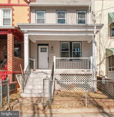 Exterior, Facade, Brick Facade, American Foursquare