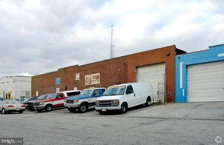 Attached, Exterior, Facade, Brick Facade, Modern