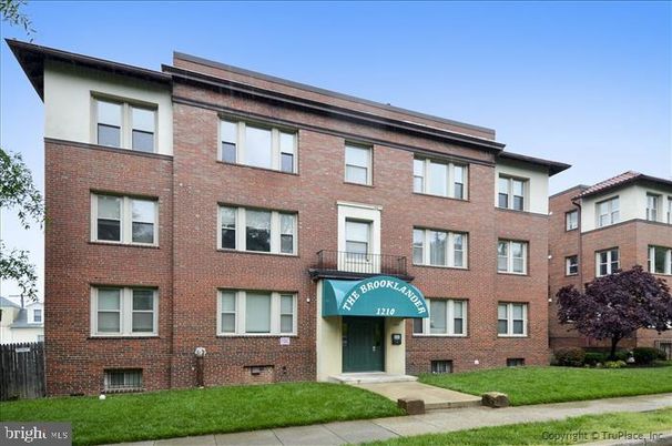 Exterior, Facade, Brick Facade, Rowhouse