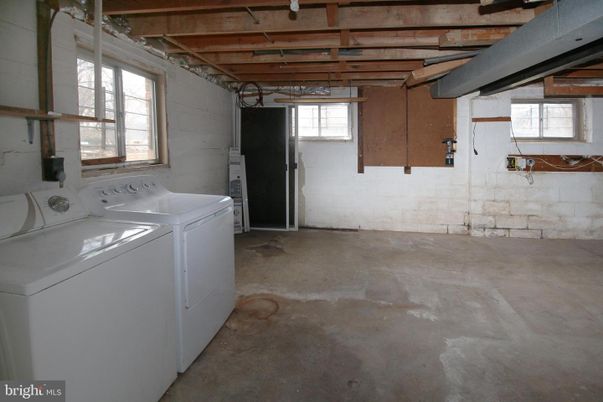 Interior, Washer, Wooden Beams