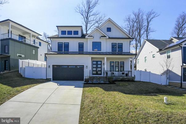 Attached, Exterior, Facade, Farmhouse