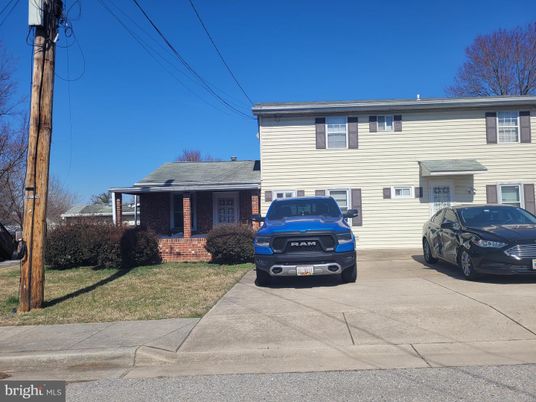Exterior, Facade, Brick Facade, Split Level