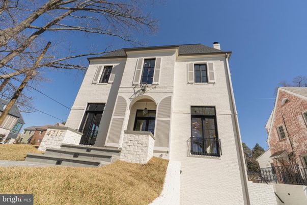 Exterior, Facade, Rowhouse