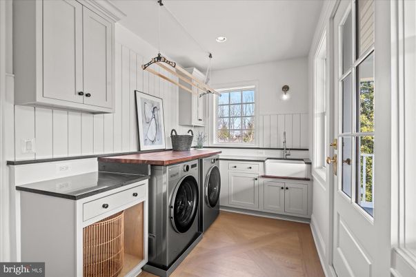 Interior, Pendant Lights, Recessed Lighting, Washer, Wood Texture Flooring